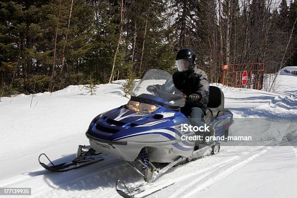 Hombre En Snowmobile Foto de stock y más banco de imágenes de Motonieve - Motonieve, Fondos, Motoesquí