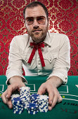 mann-spielt-blackjack-einsatz-seine-geld