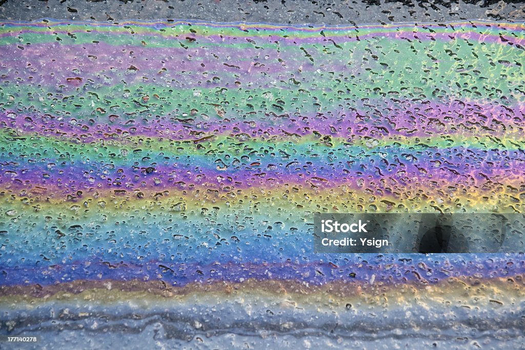 L'huile sur l'asphalte mouillé - Photo de Arc en ciel libre de droits