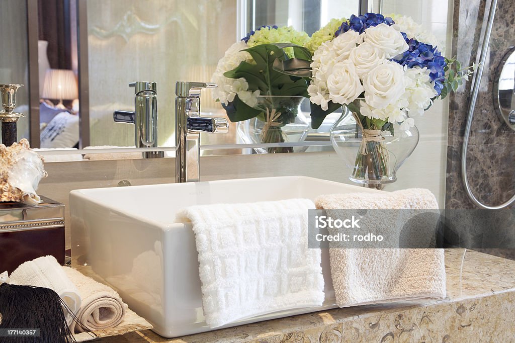 モダンなデザインのバスルーム - 洗面台のロイヤリティフリーストックフォト