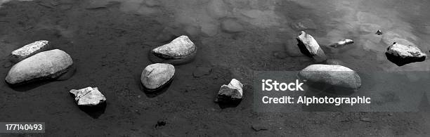 Monotonna Obraz Wody Stronie Rocks - zdjęcia stockowe i więcej obrazów Anglia Północno-zachodnia - Anglia Północno-zachodnia, Bez ludzi, Brzeg jeziora