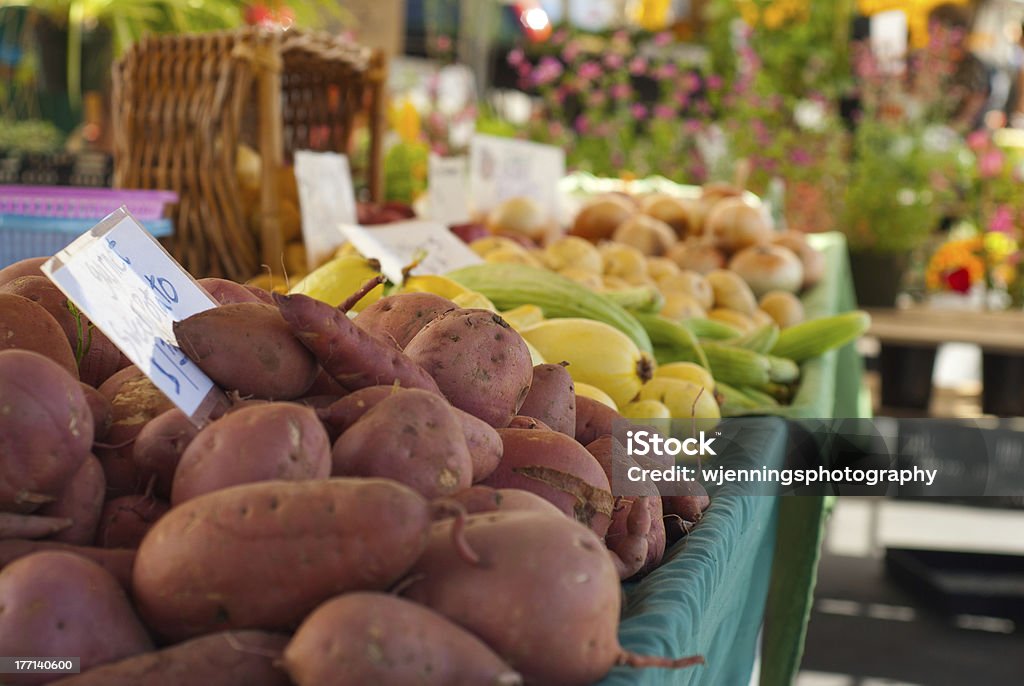 Ziemniaki w lokalnym farmer's market - Zbiór zdjęć royalty-free (Fotografika)