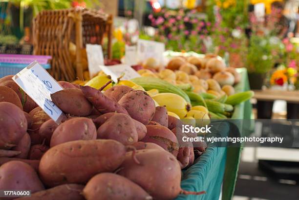 Ziemniaki W Lokalnym Farmers Market - zdjęcia stockowe i więcej obrazów Fotografika - Fotografika, Horyzontalny, Jarzyna