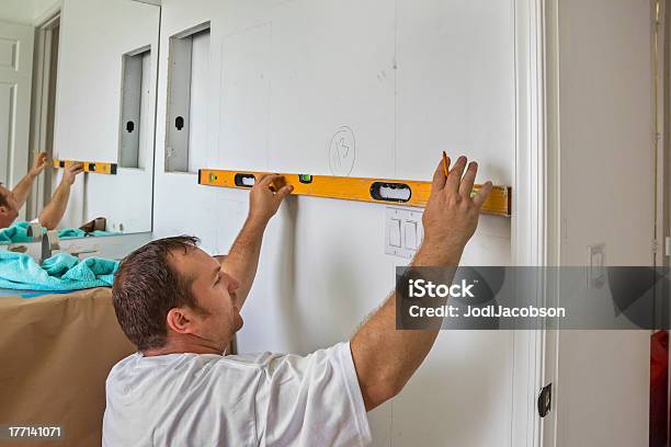 Photo libre de droit de Travailleur Prépare À Installer Le Mur Tuile banque d'images et plus d'images libres de droit de Adulte - Adulte, Hommes, Horizontal