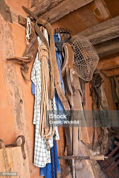 Su Un Appendiabiti Nel Fienile - Fotografie stock e altre immagini di Abbigliamento - Abbigliamento, Fattoria, Rustico