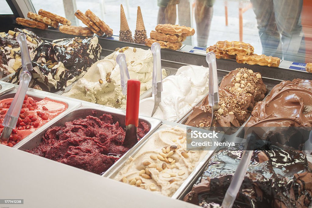 Gelato alla gelateria - Foto stock royalty-free di Gelateria