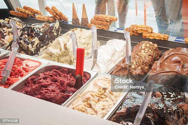 Gelato Em Gelateria - Fotografias de stock e mais imagens de Gelataria - Gelataria, Adulação, Alimentação Não-saudável