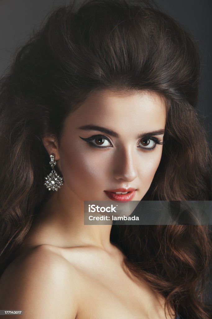 Красивая женщина с украшения - Стоковые фото 20-24 года роялти-фри