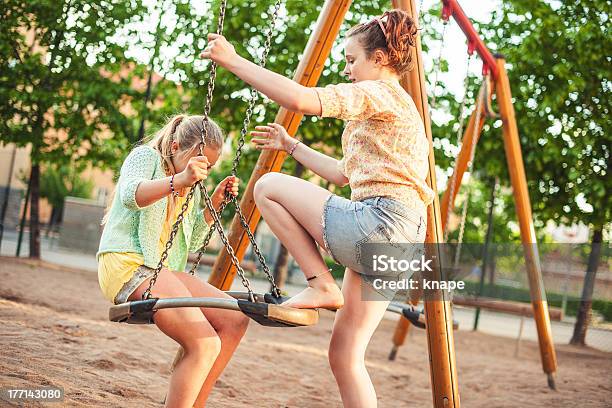 Amici In Un Parco Giochi - Fotografie stock e altre immagini di Cortile scolastico - Cortile scolastico, Linkoping, Bambino