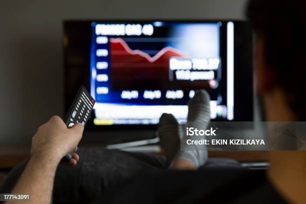 Hombre Mirando Noticias Del Mercado De Valores Foto de stock y más banco de imágenes de Mercado bursátil - Mercado bursátil, Mirar un objeto, Televisión