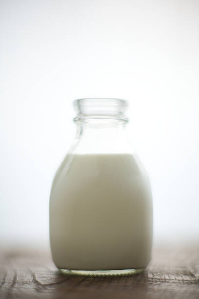 Leche en frasco de vidrio - foto de stock