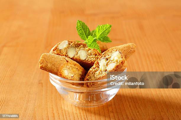 Almond Biscuits Stockfoto und mehr Bilder von Blatt - Pflanzenbestandteile - Blatt - Pflanzenbestandteile, Fotografie, Freisteller – Neutraler Hintergrund