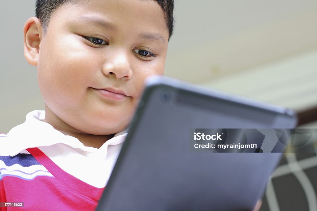 Ragazzo suona il divertimento di un Tablet. - Foto stock royalty-free di Bambini maschi