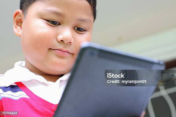 Ragazzo Suona Il Divertimento Di Un Tablet - Fotografie stock e altre immagini di Bambini maschi - Bambini maschi, Bambino, Carino