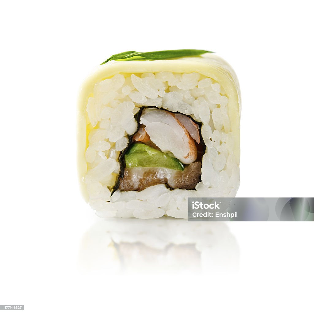 Rolos de sushi japonês tradicional frescos em um fundo branco - Royalty-free Almoço Foto de stock