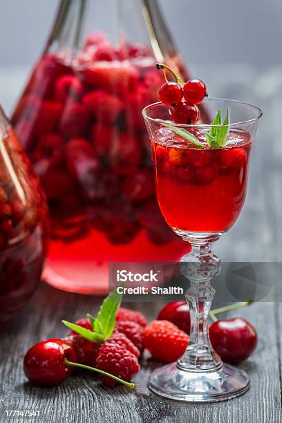 Fabricadas De Licor De Cerezas Y Menta Silvestre Foto de stock y más banco de imágenes de Alcoholismo - Alcoholismo, Anticuado, Bebida