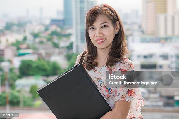 Retrato De Mulher De Negócios Bonita No Escritório - Fotografias de stock e mais imagens de Adulto - Adulto, Ao Ar Livre, Autoconfiança