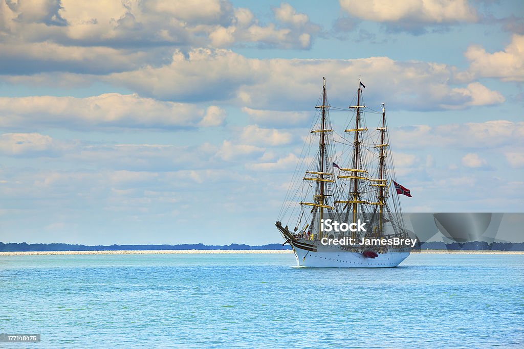 Altos vela navio em águas azuis-turquesa - Foto de stock de Antigo royalty-free