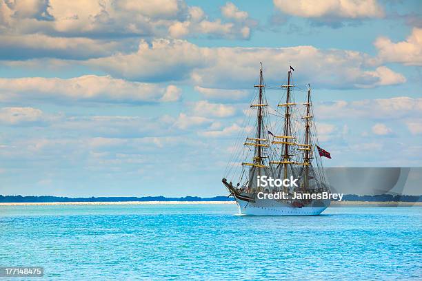 Foto de Altos Vela Navio Em Águas Azuisturquesa e mais fotos de stock de Antigo - Antigo, Aventura, Azul Turquesa