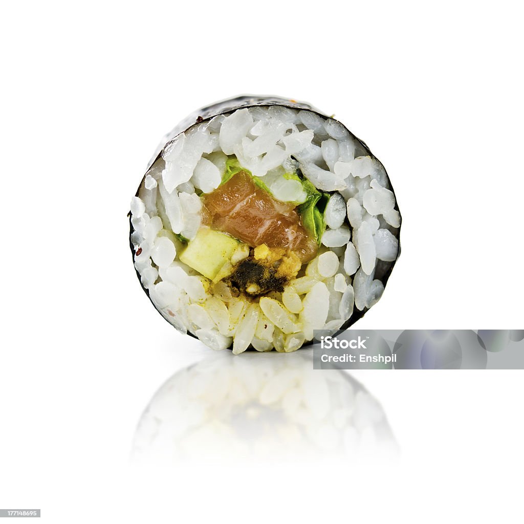 Rolinhos de sushi fresco japonês tradicional em um fundo branco - Foto de stock de Abacate royalty-free