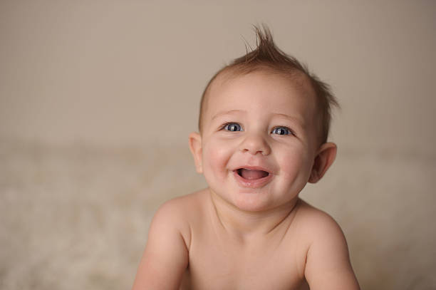 sonriente en primer plano de bebé con muescas - dimple fotografías e imágenes de stock