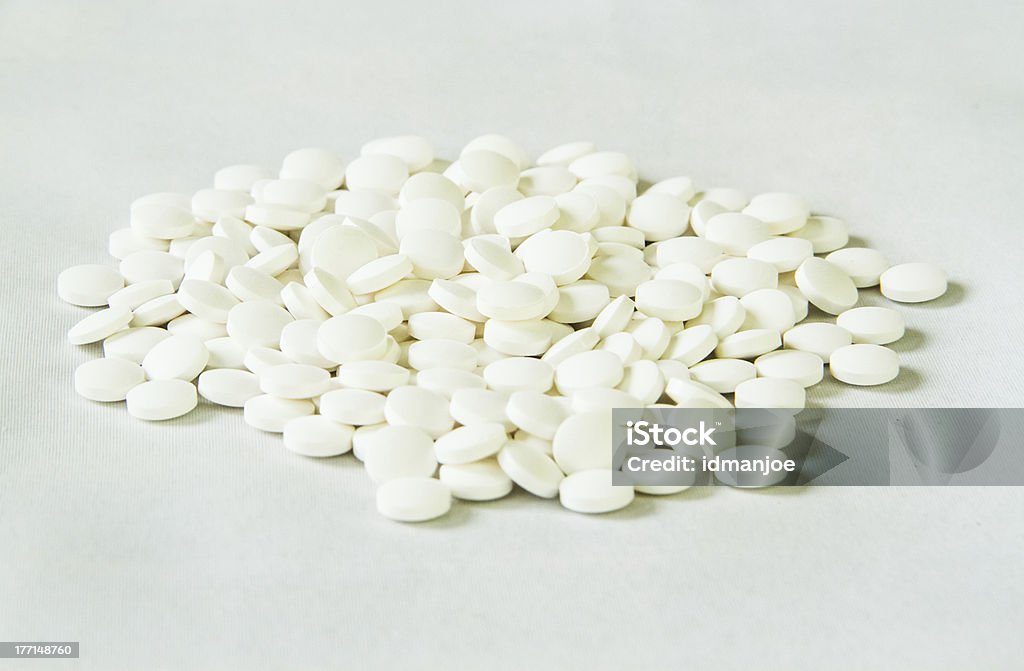Pillole bianchi - Foto stock royalty-free di Bianco