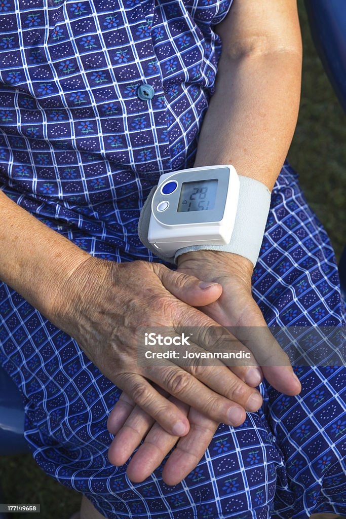 Senior femme, mesurer la tension artérielle - Photo de Adulte libre de droits