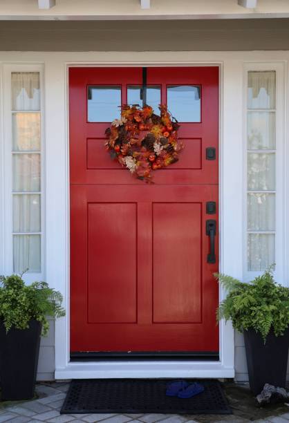 puerta de entrada roja brillante con corona de hojas de otoño - front door doorknob door wood fotografías e imágenes de stock