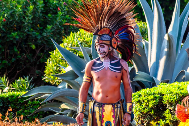 mexicain avec des vêtements préhispaniques mexicains ou aztèques pour la fête du jour des morts dans le zocalo de mexico - north american tribal culture photography color image horizontal photos et images de collection