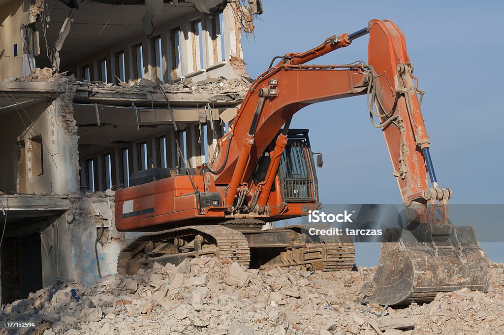 digger trabajar durante la demolición de edificio - Foto de stock de Acero libre de derechos