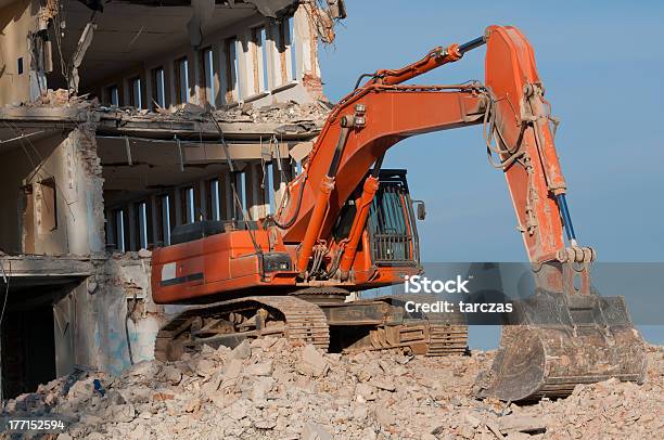 Digger Lavorare Durante Demolizione Delledificio - Fotografie stock e altre immagini di Acciaio - Acciaio, Attrezzatura, Bulldozer