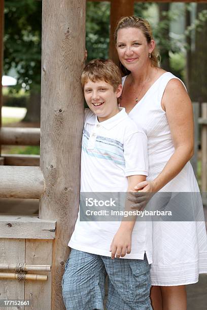 Retrato De Família - Fotografias de stock e mais imagens de 12-13 Anos - 12-13 Anos, 35-39 Anos, Abraçar