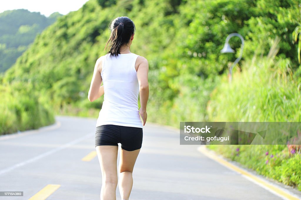 asian mujer corredor corriendo al aire libre en la mañana - Foto de stock de Actividad libre de derechos