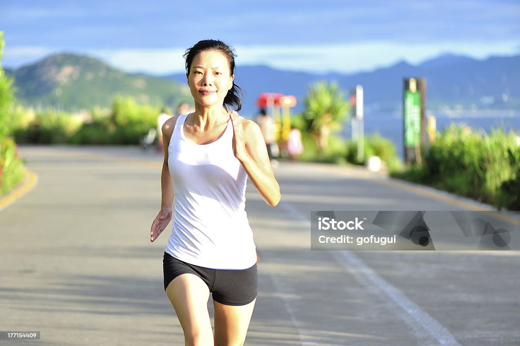 Azji kobieta Biegacz biegania na świeżym powietrzu, rano - Zbiór zdjęć royalty-free (Azjaci)