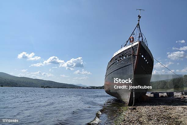 Photo libre de droit de Bateau Abandonné banque d'images et plus d'images libres de droit de A l'abandon - A l'abandon, Ancre, Bateau de voyageurs