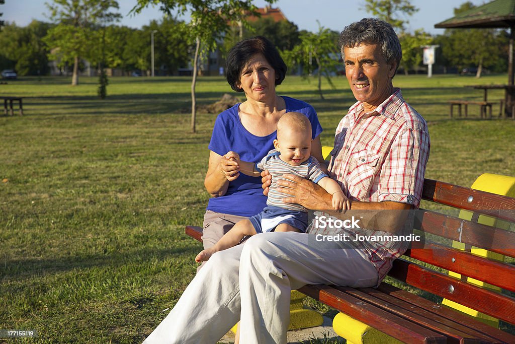 Grands-parents et son petit-fils jouer - Photo de Adulte libre de droits