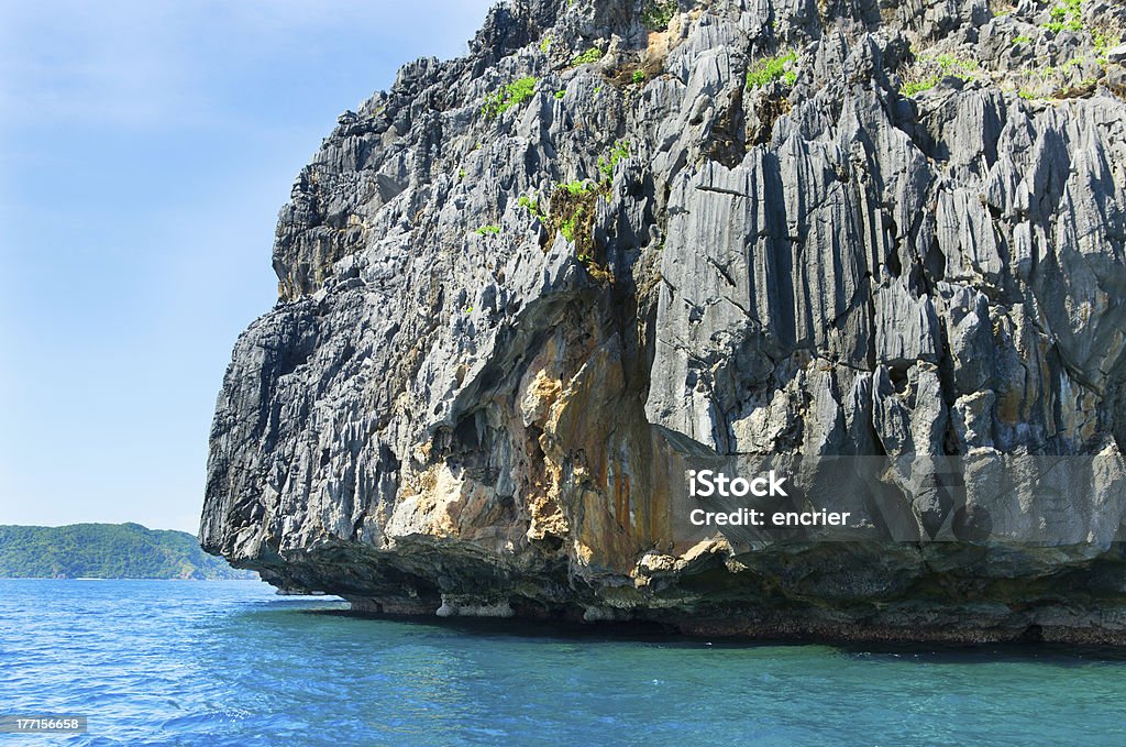 Paisagem com ilha rochosa perto de Palawan - Foto de stock de Areia royalty-free