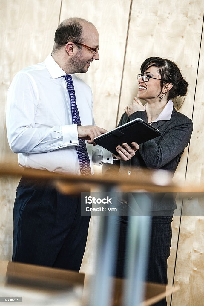 Deux hommes d'affaires âgé moyen avec tablette numérique ayant la conversation - Photo de 35-39 ans libre de droits