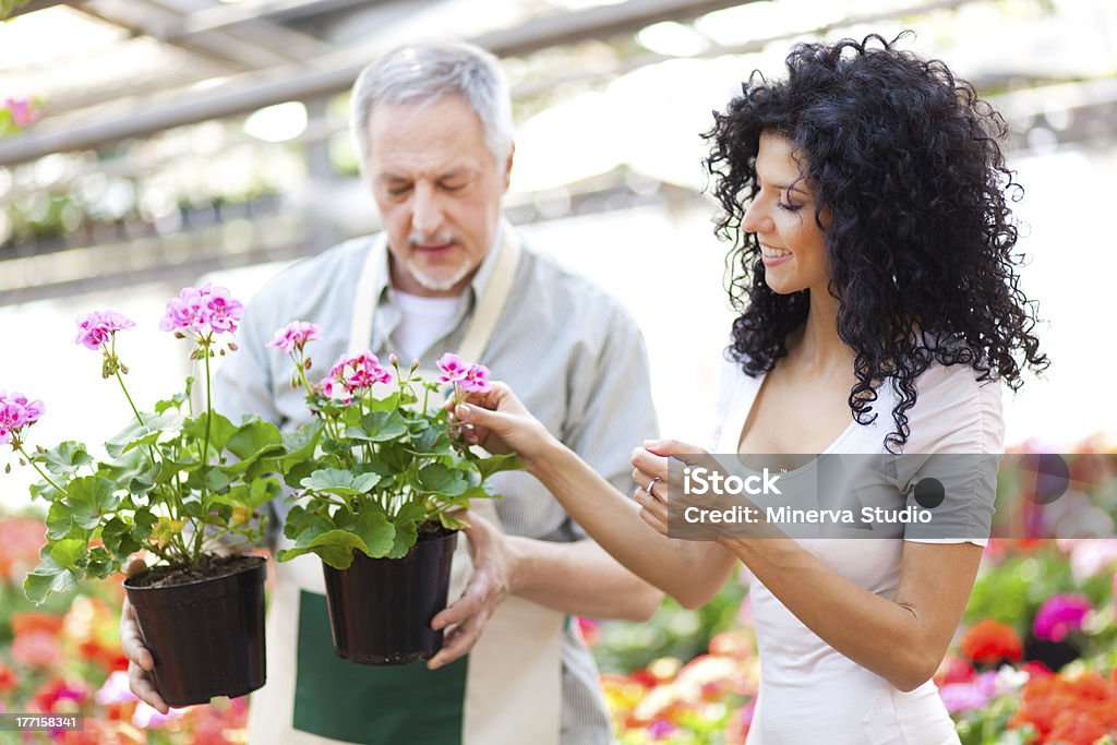 Femme, achat de fleurs - Photo de Adulte libre de droits