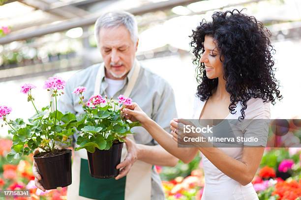 Photo libre de droit de Femme Achat De Fleurs banque d'images et plus d'images libres de droit de Adulte - Adulte, Adulte d'âge mûr, Beauté