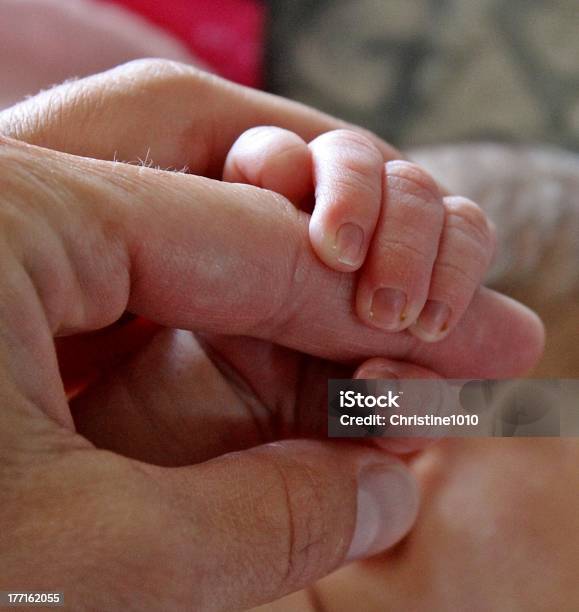 Recién Nacido Bebé De La Mano Foto de stock y más banco de imágenes de Cuerpo humano - Cuerpo humano, Fotografía - Imágenes, Mano humana