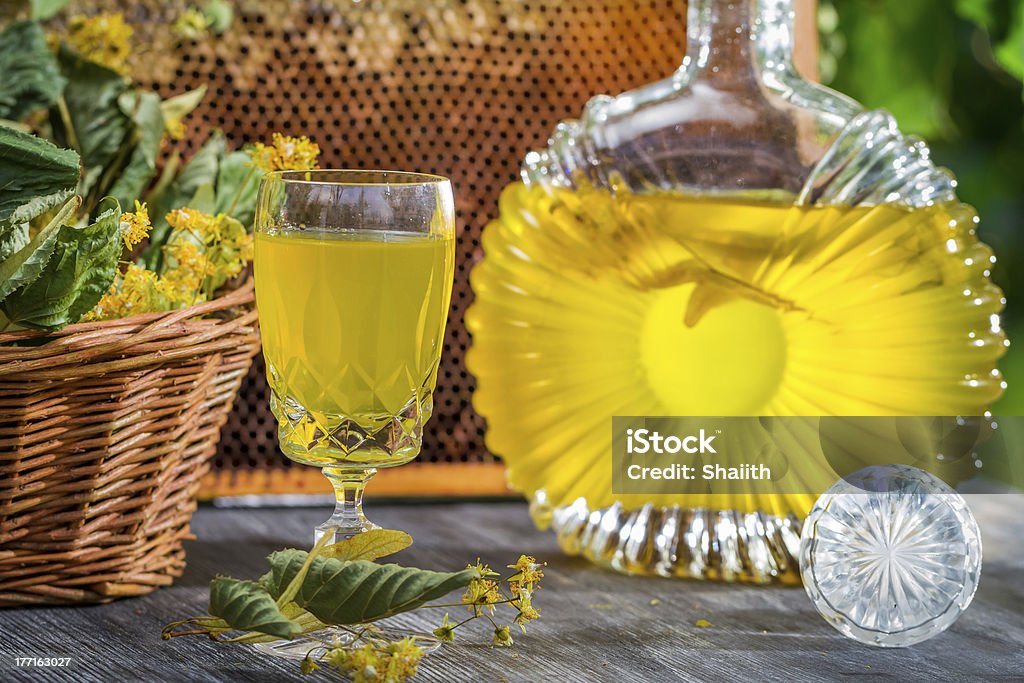 Крупным планом домашние Ликёр с лаймом и медом - Стоковые фото Алкоголь - напиток роялти-фри