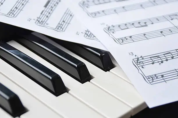 Piano keyboard and sheetmusic note