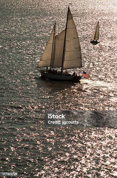 Dois Barcos À Vela Passagem 2 - Fotografias de stock e mais imagens de Admiração - Admiração, Antecipação, Ao Ar Livre