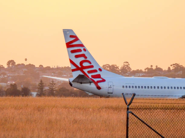 virgin b737 roulage au coucher du soleil - virgin group photos et images de collection