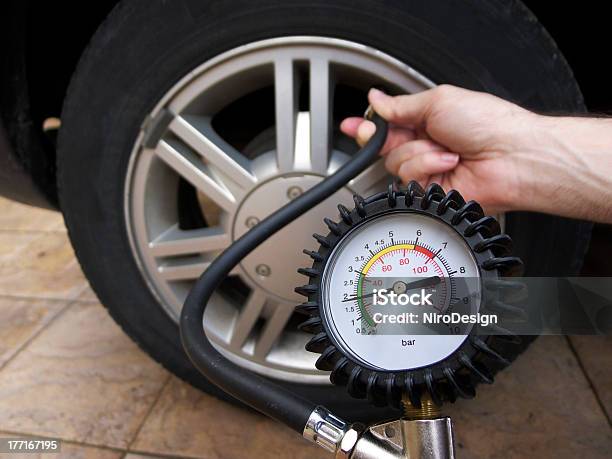 Überprüfung Reifen Druck Stockfoto und mehr Bilder von Reifen - Reifen, Druck - Physikbegriff, Anzeigeinstrument