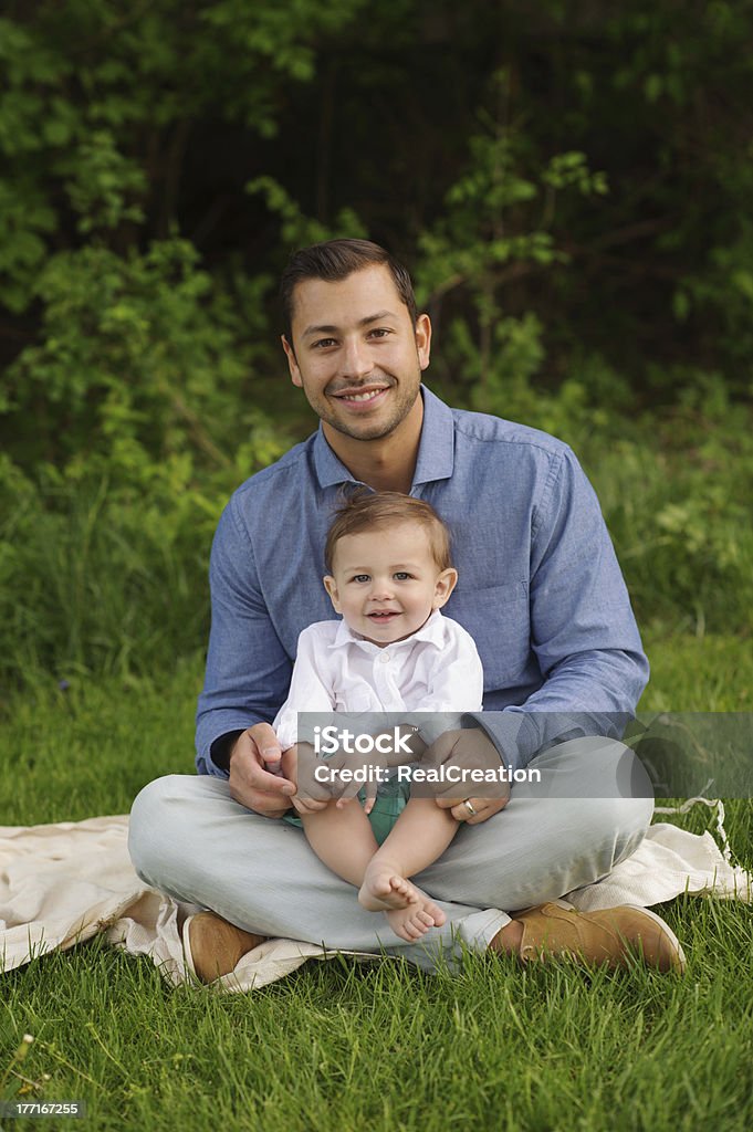 Ojciec i syn siedzi na zewnątrz - Zbiór zdjęć royalty-free (12-23 miesięcy)