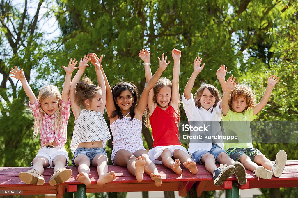 Glückliche Kinder, die Anhebung der Hände im Freien. - Lizenzfrei Arme hoch Stock-Foto