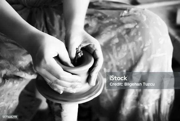 Donna Mani Ruota Ceramiche Di Creazione - Fotografie stock e altre immagini di Abilità - Abilità, Adulto, Antigienico