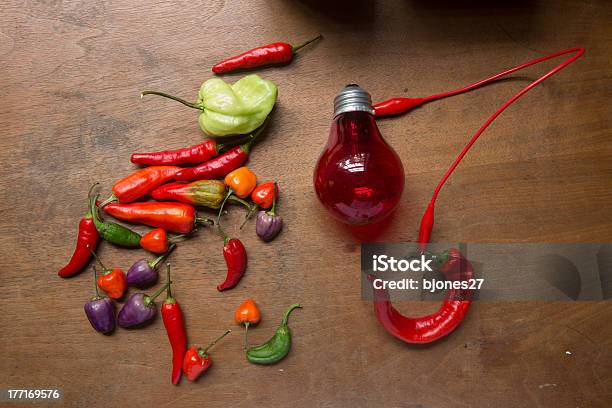 Pimienta Caliente Alimentación De Una Bombilla Foto de stock y más banco de imágenes de Alimento - Alimento, Calor, Cayena - Especia